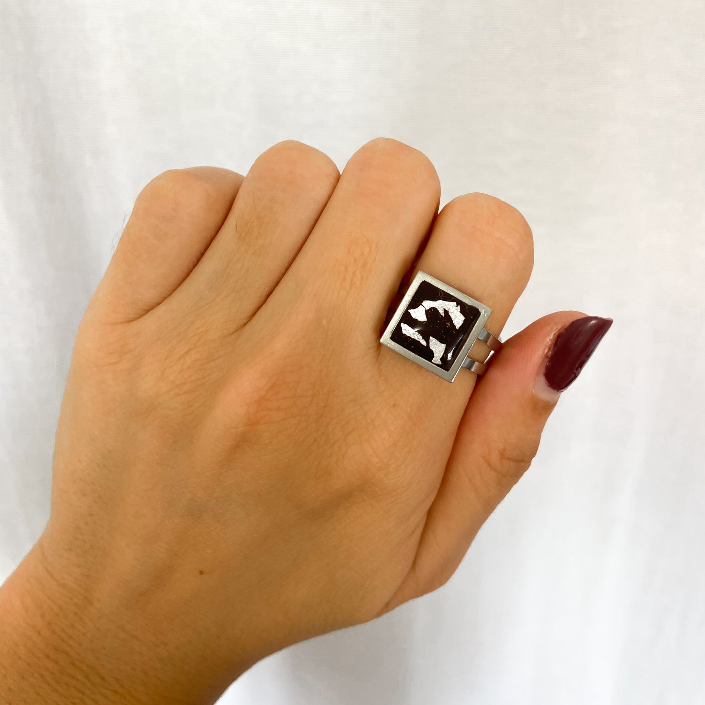 Anillo cuadrado marrón