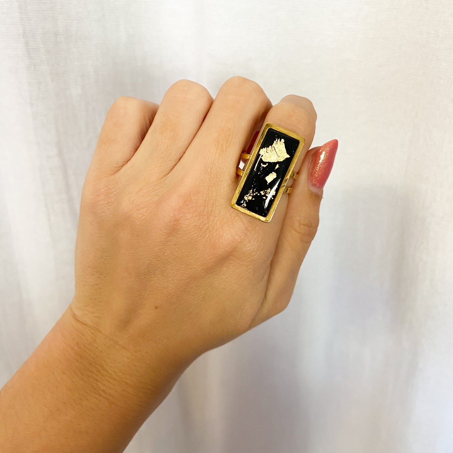 Anillo rectangular negro y dorado