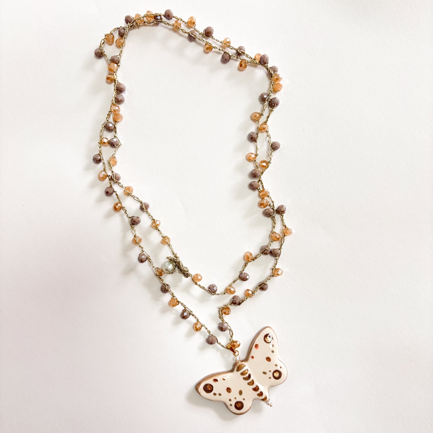 Collar mariposa beige