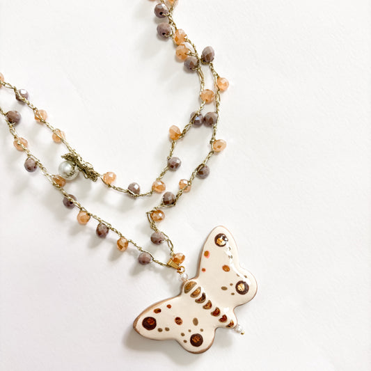 Collar mariposa beige