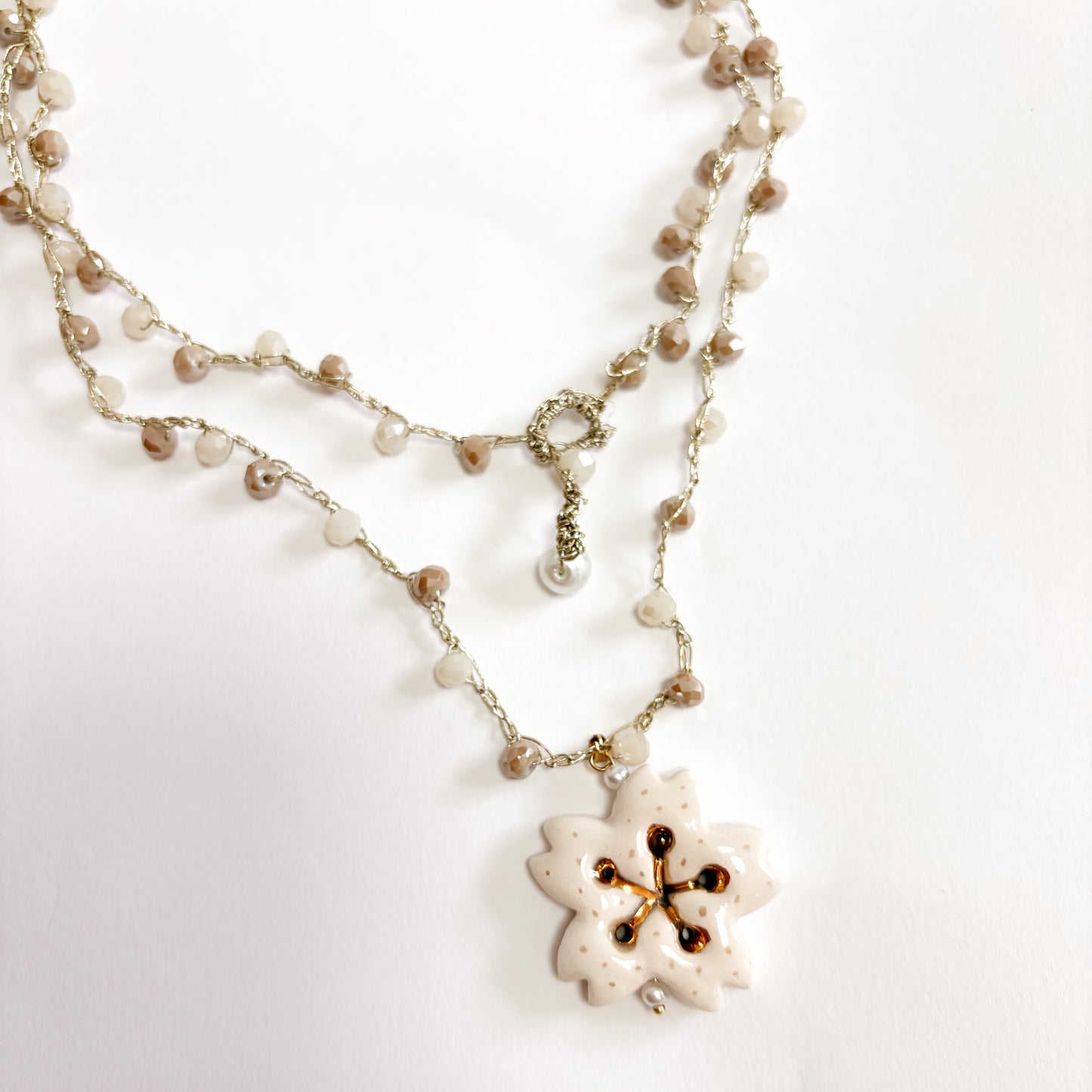 Collar cerámica flor beige