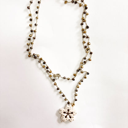 Collar flor beige y marrón