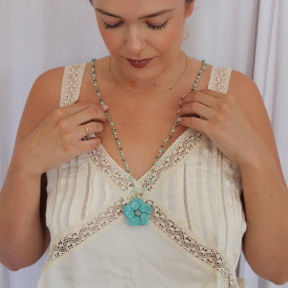 Collar flor turquesa y verde