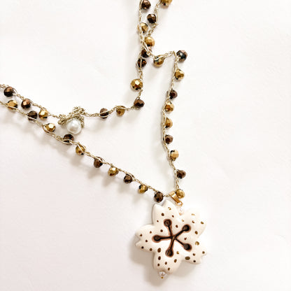 Collar flor beige y marrón