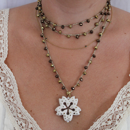 Collar flor beige y marrón