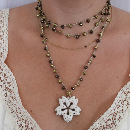 Collar flor beige y marrón
