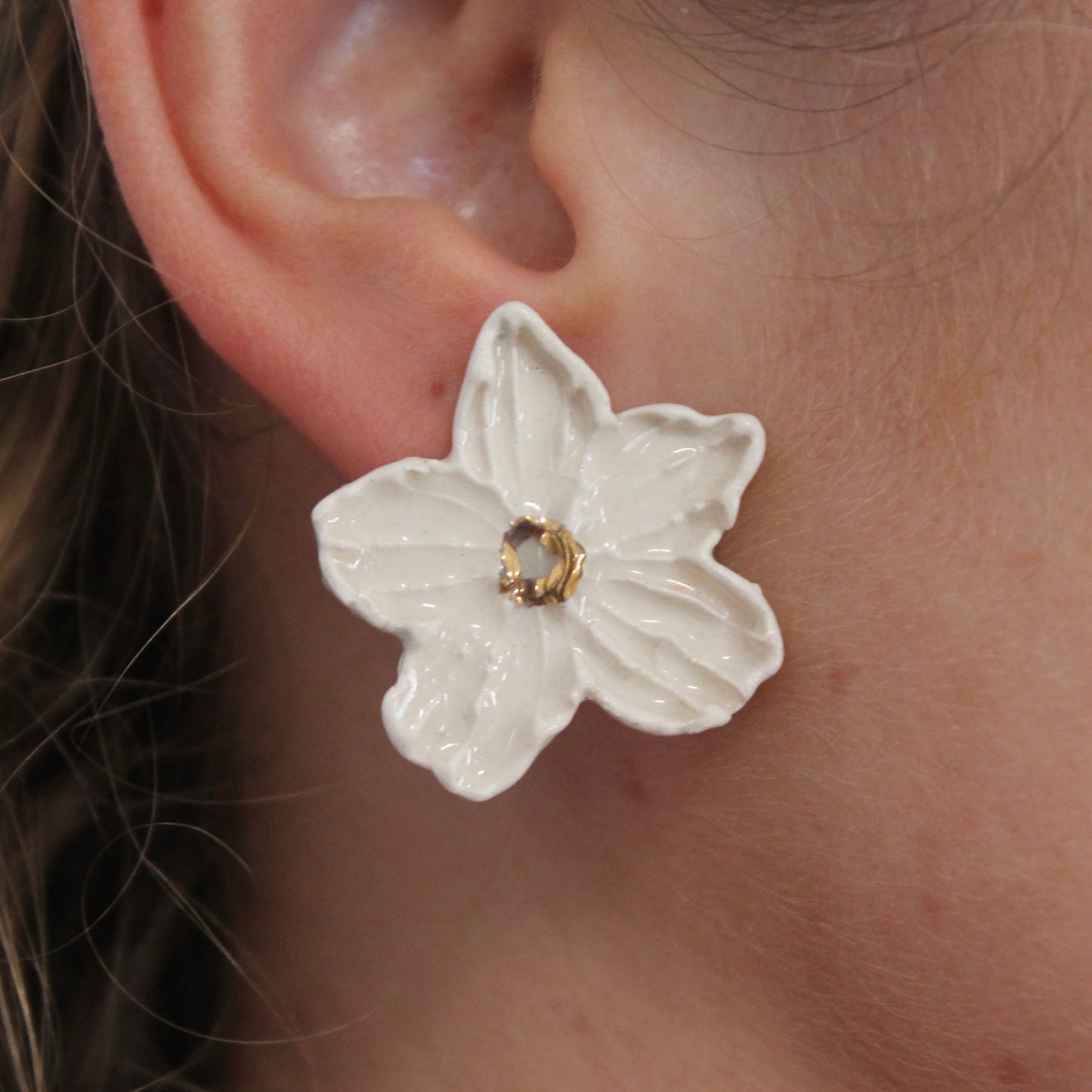 Flor blanca y dorada