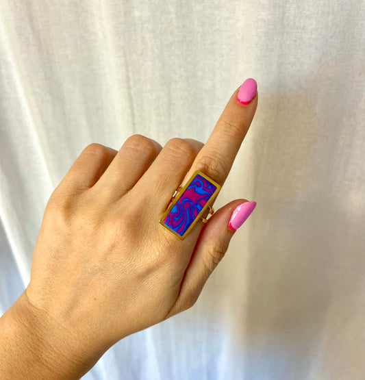 Anillo rectangular azul y fucsia