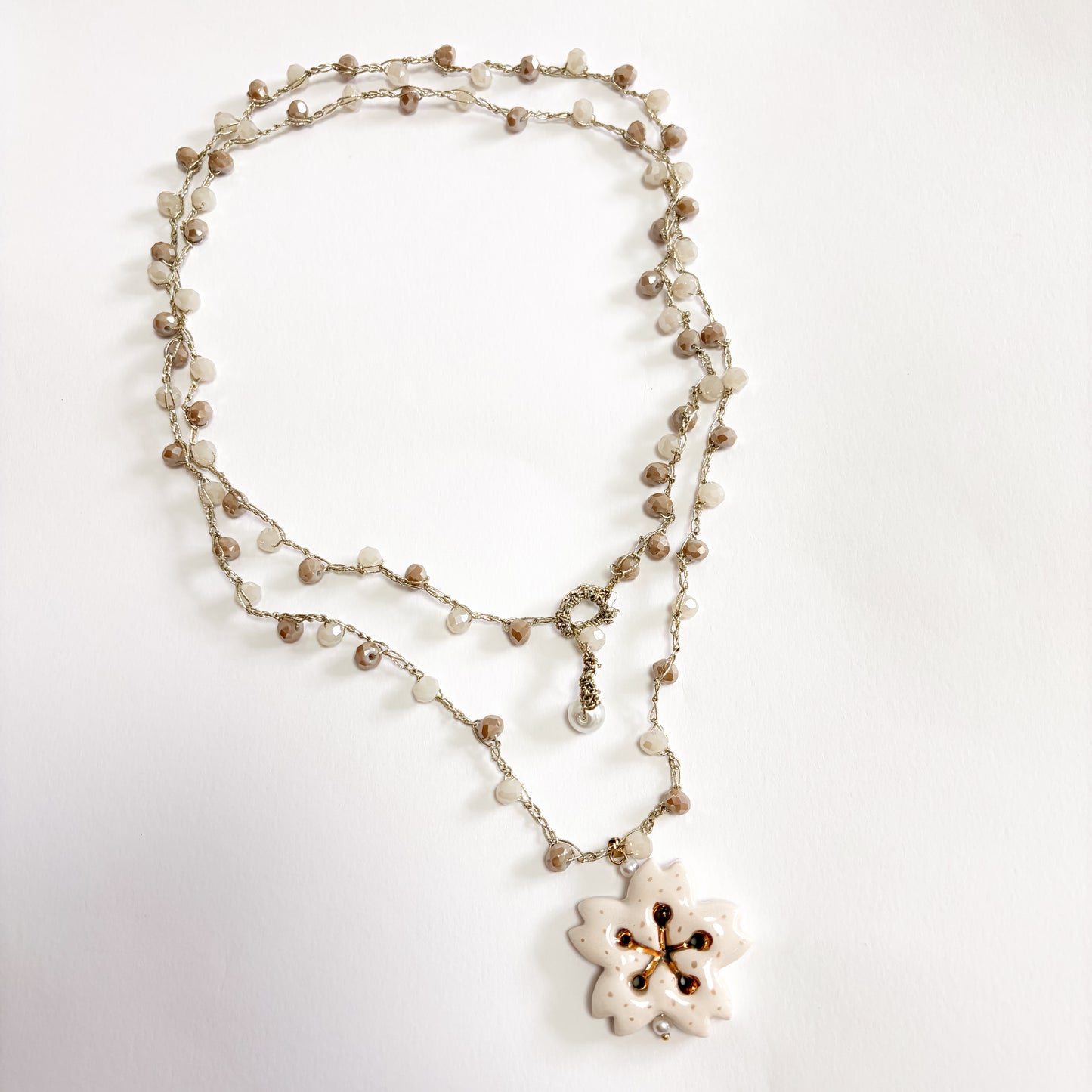 Collar cerámica flor beige