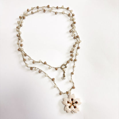 Collar cerámica flor beige