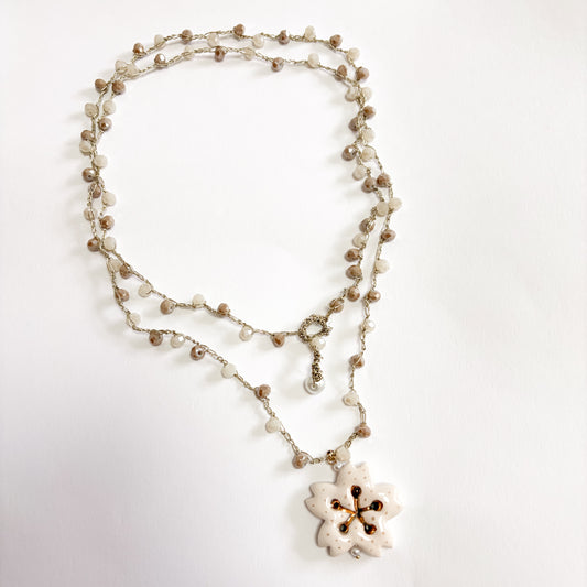 Collar cerámica flor beige