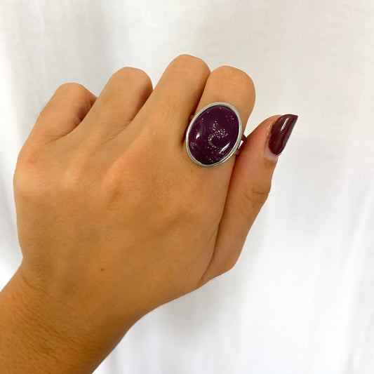 Anillo ovalado violeta